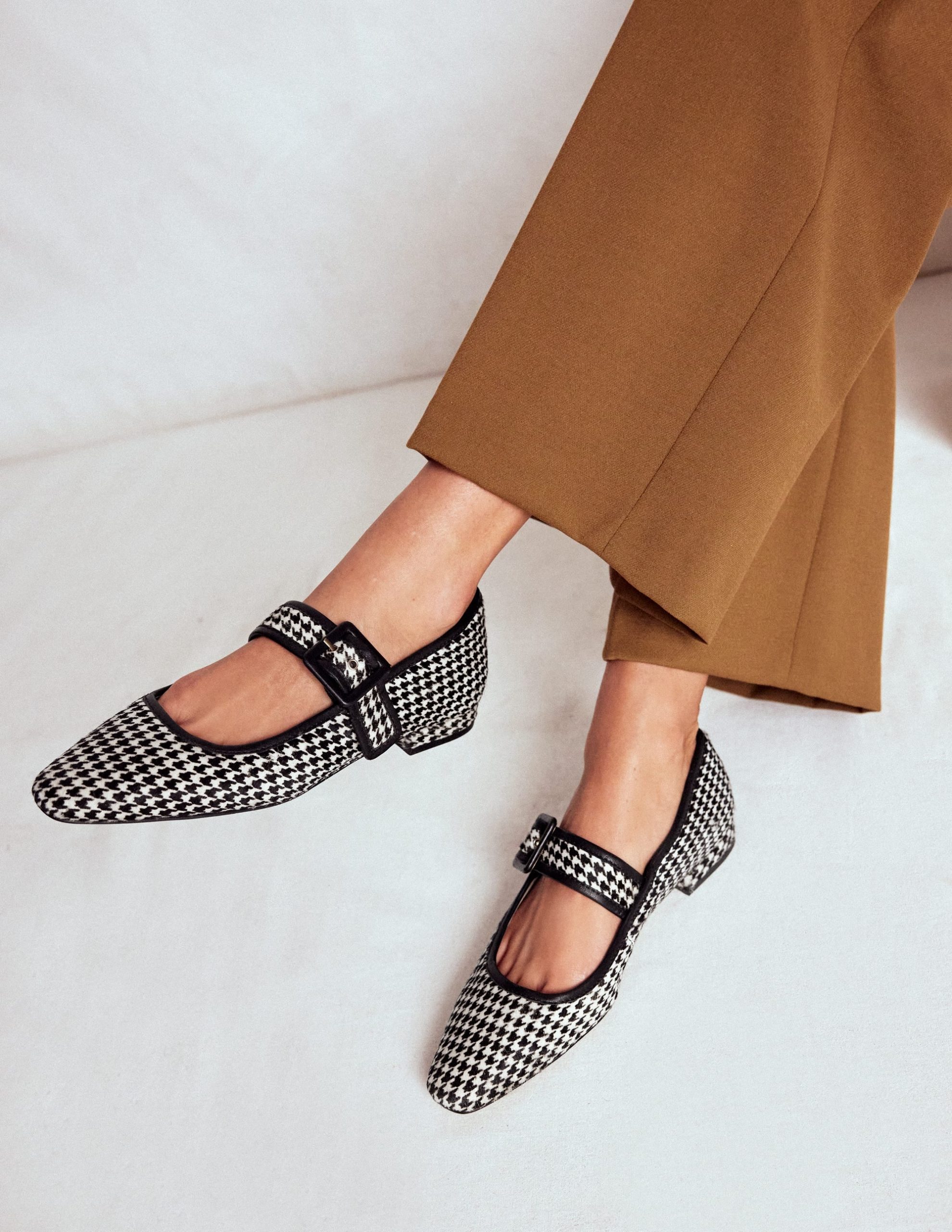 Vic Chisel Toe Mary Janes-White/Black - Image 2